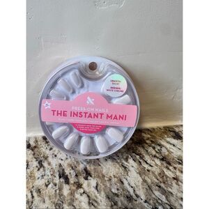 Olive and June Short Length Iridescent White Chrome Press on Nails Manicure Kit